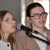 photo luna et léonie prêtent leur voix à jeanne et marguerite, deux jeunes villageoises de précigné au xvie siècle.