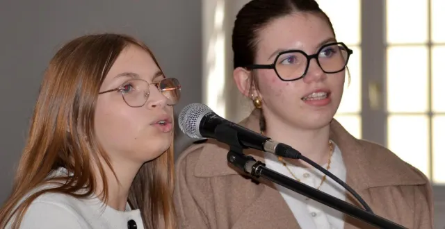 photo  luna et léonie prêtent leur voix à jeanne et marguerite, deux jeunes villageoises de précigné au xvie siècle.  &copy;  le maine libre 