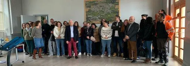 photo  marcel mortreau et les agents municipaux.  &copy;  le maine libre 