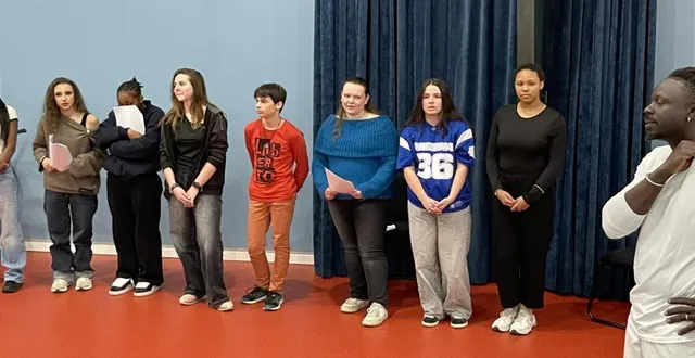 photo  le groupe d’élèves qui a improvisé une série de saynètes à l’amphithéâtre.  &copy;  le maine libre 