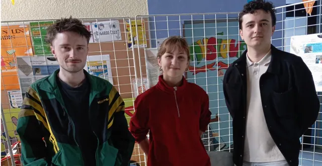 photo  de gauche à droite : aidan, sina et gabriel, de parcours le monde, présents à la matinée jobs d’été.  &copy;  co. 
