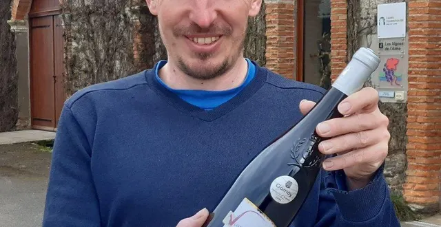 photo  romain chevalier, gérant des vignes de l’alma, a décroché des prix à différents concours des vins.  &copy;  ouest-france 