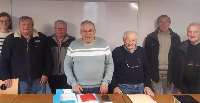 photo  marc deslandes (au centre) entouré de son bureau lors de la réunion du 13 mars.  &copy;  ouest-france 