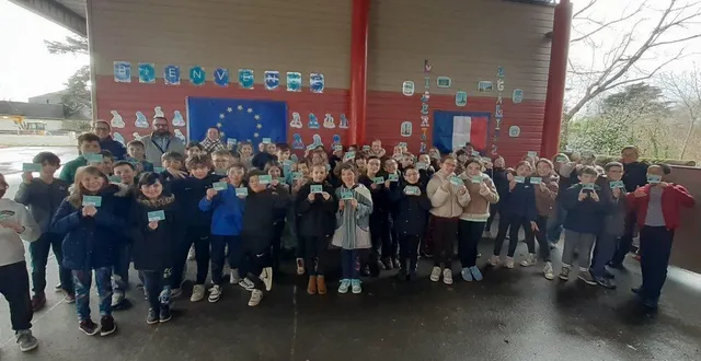 photo  les 52 élèves de cm1 et cm2 de l’école saint-joseph ont reçu leur permis internet des mains d’hélène chotard, policière municipale, à gauche en arrière-plan, à côté de mikaël le vourch, conseiller municipal aux affaires scolaires.  &copy;  ouest-france 