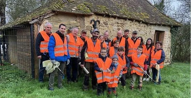 photo  petits et grands réunis pour une matinée de ramassage des déchets et de sensibilisation à la protection de la nature.  &copy;  le maine libre 