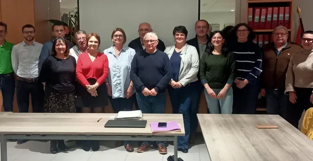 photo  les conseillers à l’issue du dernier conseil municipal.  &copy;  ouest-france 