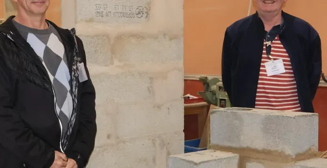 photo  des enseignants devant un exemple concret de maçonnerie, ici le montage d’un angle au fil à plomb.  &copy;  ouest-france 