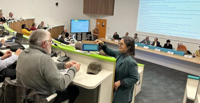 photo  le vote du plui s’est tenu à bulletin secret, mercredi soir, en réunion du conseil communautaire, à loué.  &copy;  le maine libre 