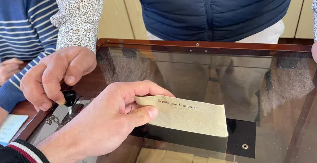 photo  à la flèche, nadine grelet-certenais a le défi de rattraper son retard, arrivée en deuxième position au premier tour face au candidat rn romain lemoigne.  &copy;  le maine libre - louis gohin 