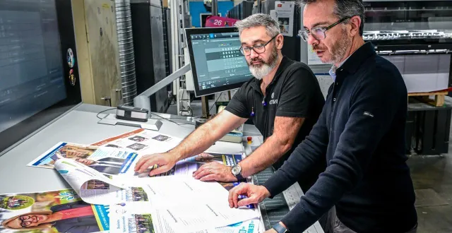 photo  gilles fouquet (à droite) et un salarié de l’imprimerie octavo vérifient les résultats des premières affiches électorales imprimées pendant l’entre-deux-tours.  &copy;  photo : le maine libre - yvon loué 