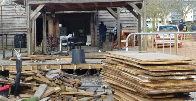 photo  vincent salvat estime qu’il lui faudra une semaine pour démonter les bâtiments en bois du héron carré qui furent un rendez-vous très fréquenté durant ses 11 ans d’activité.  &copy;  ouest-france 