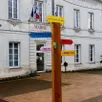 photo  le totem, planté sur le parvis de la mairie de corné indique les directions et distances des communes déléguées de loire-authion (andard, brain, corné, la bohalle, la daguenière, bauné, saint-mathurin). amusant : corné est indiqué à… 10 mètres ! 