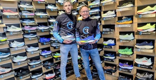 photo  stéphane urvoy, à gauche, nouveau gérant de la boutique, et stéphane jouatel, vendeur depuis dix-huit ans.  &copy;  le maine libre 