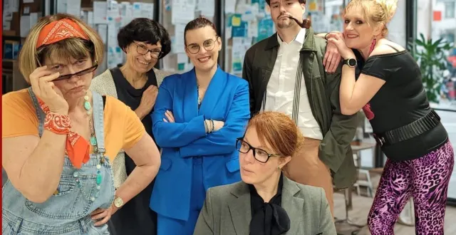 photo  angélique (en bleu) entourée des comédiens flora, sylvie, élodie, clément et anita.  &copy;  le maine libre 