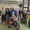 photo  quatre des élèves qui travaillent sur le projet avec martin renaudin (polo bleu), xavier bancilhon et marc tchorz (propriétaire d’une des motos). 