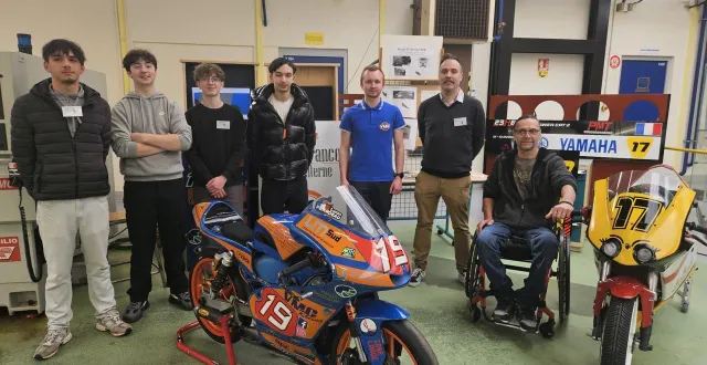 photo  quatre des élèves qui travaillent sur le projet avec martin renaudin (polo bleu), xavier bancilhon et marc tchorz (propriétaire d’une des motos).  &copy;  le maine libre 