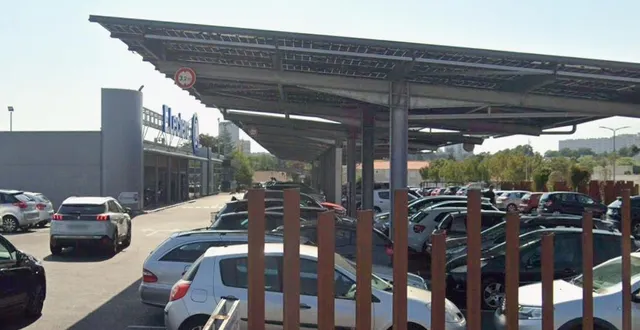 photo  deux femmes ont été condamnées à douze mois de prison ferme pour avoir volé six personnes âgées sur les parkings de supermarché, dont celui de buxerolles (vienne), près de poitiers.  &copy;  google street view 