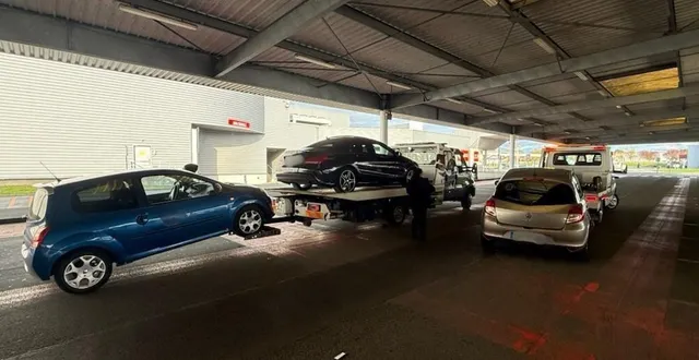 photo  dimanche 15 mars 2026, trois véhicules ont été saisis par la gendarmerie après des rodéos effectués sur le parking du magasin hyper u, aux herbiers.  &copy;  gendarmerie de la vendée 