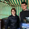 photo mathilde, avec antoine en soutien, se lance dans la vente directe de fromage de chèvres.