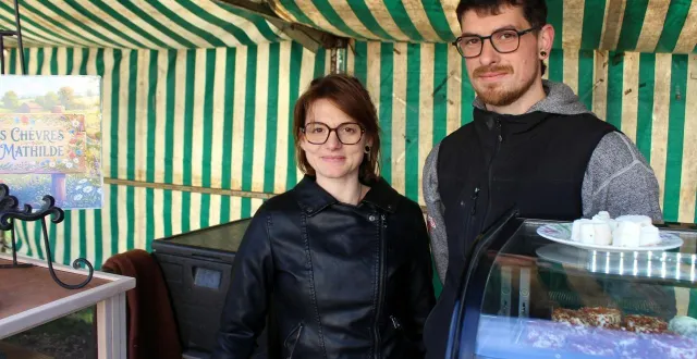 photo  mathilde, avec antoine en soutien, se lance dans la vente directe de fromage de chèvres.  &copy;  le maine libre 
