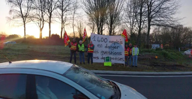 photo  des salariés de l’entreprise de transports ziegler tractaient, mardi matin, au rond-point du liziec à vannes. la première d’une série de quatre manifestations.  &copy;   ouest-france 