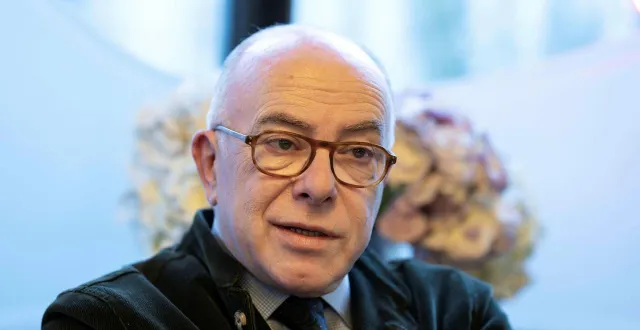 photo  l’ancien premier ministre bernard cazeneuve, fera le déplacement, ce mercredi 18 mars 2026, pour soutenir la maire socialiste sortante nadine grelet-certenais, en difficultés avant le second tour des élections municipales à la flèche.  &copy;  archives stéphane geufroi / ouest-france 