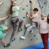 photo  à droite, lila anizon et hugues rollin avec awen guiguian sur le mur d’escalade de la salle des sports louis-colas, à ancenis. 
