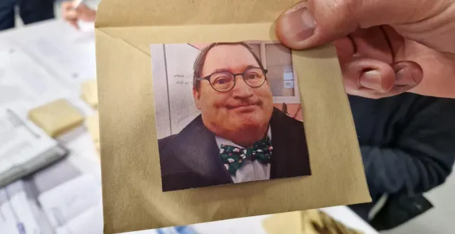 photo  sur le drôle de bulletin, pas de nom, mais une figure de la vie politique locale : françois ars.  &copy;  facebook françois ars vannes 