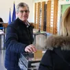 photo  le candidat de la gauche fabrice brivain lors de son vote au bureau de vote n°4 dans le quartier de gastines, à sablé-sur-sarthe, dimanche 15 mars 2026. 