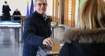 photo  Le candidat de la gauche Fabrice Brivain lors de son vote au bureau de vote n°4 dans le quartier de Gastines, à Sablé-sur-Sarthe, dimanche 15 mars 2026. 