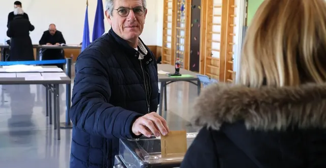 photo  le candidat de la gauche fabrice brivain lors de son vote au bureau de vote n°4 dans le quartier de gastines, à sablé-sur-sarthe, dimanche 15 mars 2026.  &copy;  ouest-france 