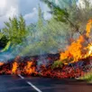 photo  la coulée de lave de l’éruption du piton de la fournaise coupe la route nationale, sur l’île de la réunion. 