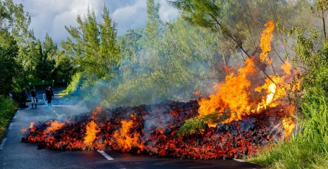 photo  la coulée de lave de l’éruption du piton de la fournaise coupe la route nationale, sur l’île de la réunion.  &copy;  jean-luc allegre / only france via afp 