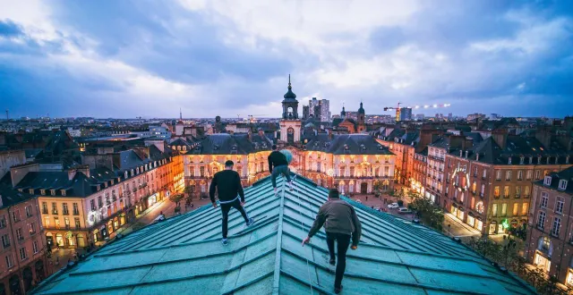 photo  de 2019 à 2025, les rennais du wizzy gang ont régulièrement fait parler d’eux en escaladant de nombreux bâtiments mythiques de la capitale bretonne tels que l’opéra.  &copy;  félix orain 