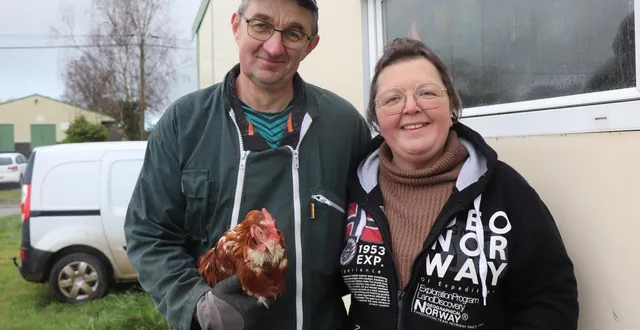 photo  david et noémie turmel ont échangé samedi 14 mars 2026 avec les nombreuses personnes venues acheter des poules, à saint-ursin, commune historique de saint-jean-des-champs. (manche).  &copy;  ouest-france 