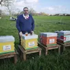 photo  pierre thollé avec deux des produits de ses ruches. celles présentées sont parrainées par une entreprise. 