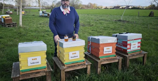 photo  pierre thollé avec deux des produits de ses ruches. celles présentées sont parrainées par une entreprise.  &copy;  ouest-france 