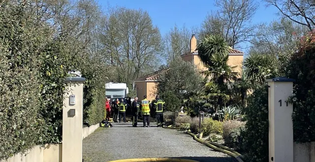 photo  un homme âgé d’un peu plus de 80 ans est vraisemblablement décédé dans l’incendie de sa maison, à saint-lumine-de-coutais (loire-atlantique) : son corps a été découvert aux environs de 14 h 15, ce mardi 17 mars 2026, sous les restes calcinés de la toiture.  &copy;  ouest-france 