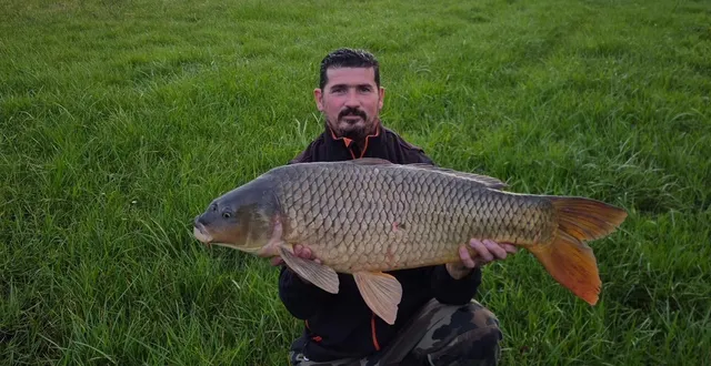 photo  tony a pêché une carpe de 18 kg.  &copy;  le maine libre 