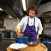 photo dans son restaurant lueurs, à bouchemaine, romain zarazaga cuisine des produits locaux, ici, une recette de silure fumé au foin.