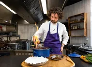 photo  dans son restaurant lueurs, à bouchemaine, romain zarazaga cuisine des produits locaux, ici, une recette de silure fumé au foin. 