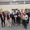photo  les jeunes de la mission locale sarthe et loir de la flèche (sarthe) ont manifesté, lundi 16 mars 2026, devant la structure. 
