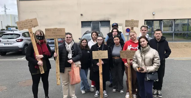 photo  les jeunes de la mission locale sarthe et loir de la flèche (sarthe) ont manifesté, lundi 16 mars 2026, devant la structure.  &copy;  ouest-france 