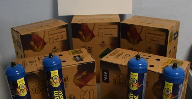 photo  un jeune homme a été contrôlé par la police, la nuit du 13 au 14 mars 2026, à ifs (calvados), au sud de caen : les fonctionnaires ont découvert six cartons de bonbonnes de protoxyde d’azote dans le véhicule.  &copy;  police nationale du calvados 