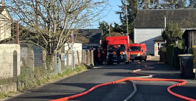 photo  ce mardi 17 mars 2026, à 17 h 30, les pompiers étaient toujours en intervention pour éteindre un feu d’habitation à sainte-jamme-sur-sarthe.  &copy;  ouest-france 