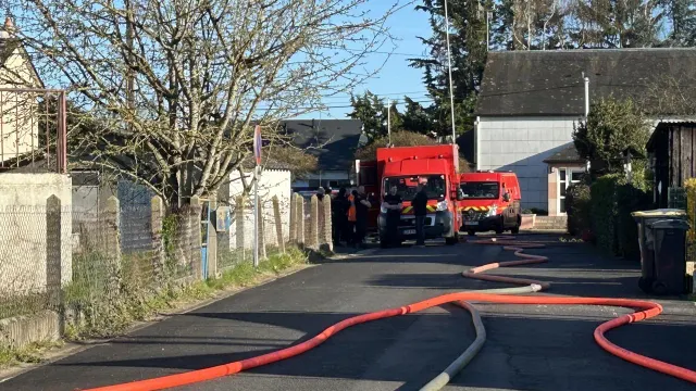 photo info un feu d’habitation mobilise une trentaine de pompiers dans un village au nord du Mans, dix personnes évacuées 