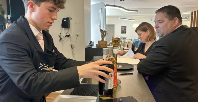 photo  cholet, mardi 17 mars. les participants devaient réaliser deux cocktails, dont l’un était chaud, à base de café ou de thé.  &copy;  co – freddy reigner 