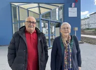 photo  françoise chantioux et m’hamed elayed, deux voisins du quartier saint-nicolas, se sont croisés au moment de voter à saint-nicolas, le 15 mars 2026. 