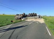 photo  le poids lourd s’est renversé sur le flanc. 