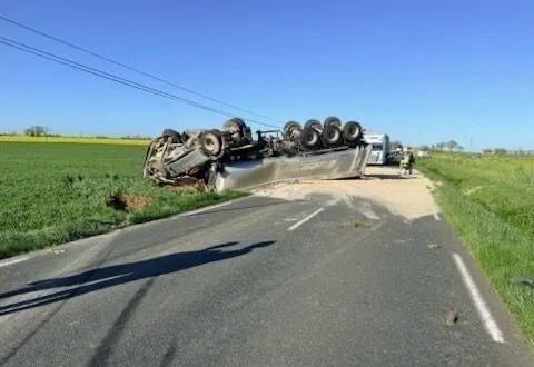 photo  le poids lourd s’est renversé sur le flanc.  &copy;  gendarmerie de maine-et-loire 